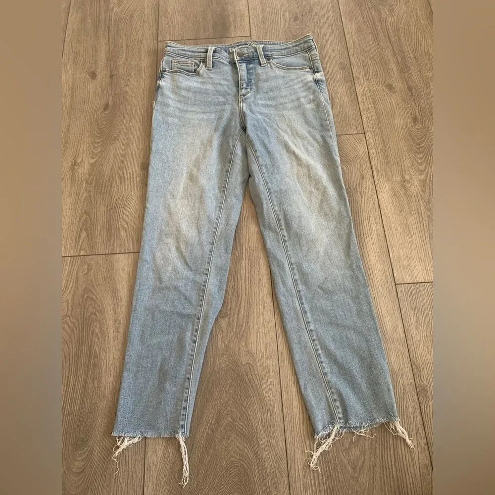 Universal thread used jeans with raw hem in good condition